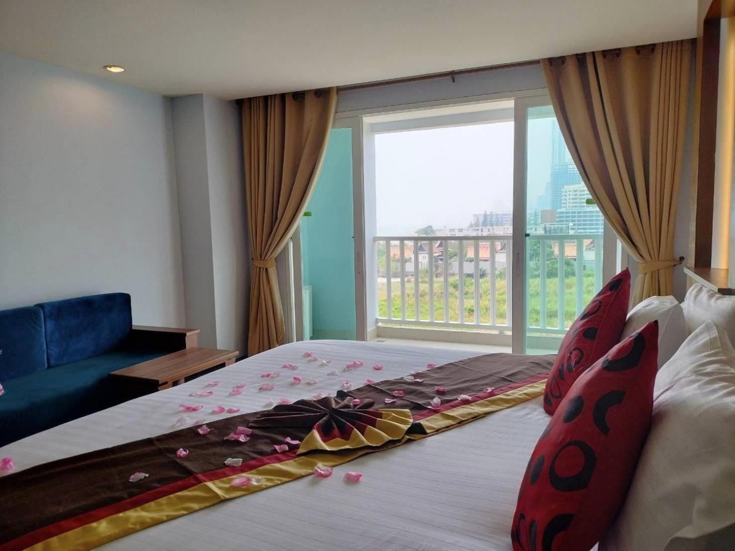 Saisawan Beach Luxury Hotel На Джомтиен Екстериор снимка